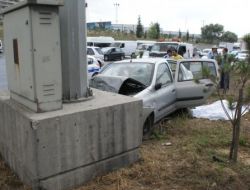 Aydınlatma Direğine Çarpan Sürücü Hayatını Kaybetti