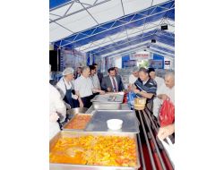 Başkan Demirel İftar Çadırında Yemek Dağıttı