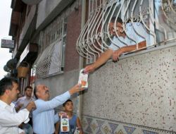 Başkan, İftar Öncesi Saksılarla Çiçek Dağıttı