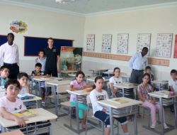 Yabancı Öğretmenlerden Öğreniyor, Turistlerle Pratik Yapıyorlar