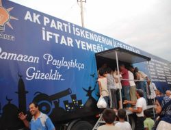 İskenderun'da Ak Parti Halka Araçla İftar Yemeği Dağıtıyor