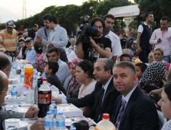 Bakan Eker Vatandaşlarla İftar Yapıp Yaşlı Bir Çifti Ziyaret Etti