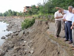Salıpazarı'ndaki Sel Mağdurlarını Milletvekilleri Yalnız Bırakmıyor