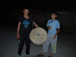 Sahurda Davul Çalan Gençler Gündüzleri De Başka İşlerde Çalışıyor