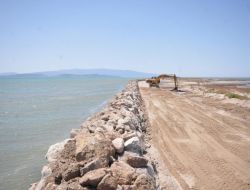 İzmir Körfezi'ndeki Homa Dalyanı 10 Bin Kamyon Taşla Güçlendirildi