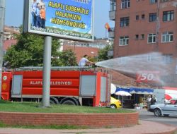 İTFAİYE, YOLLARI SERİNLETİYOR..