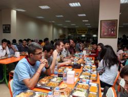 Atatürk Üniversitesi'nden Yaz Okulu Öğrencilerine İftar Yemeği