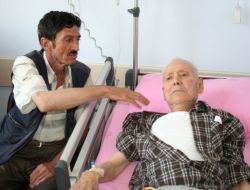 Ayağı Kangren Olan Yaşlı Adam Hastaneye Kaldırıldı (Fotoğraf İçin)