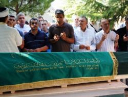 Annesini Son Yolculuğuna Uğurladı!..