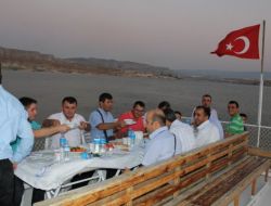 Çayırhanlılar İftarlarını Göldeki Teknede Açıyor