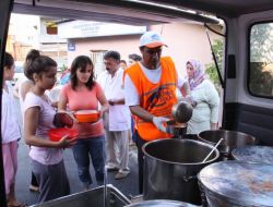 Kimse Yok Mu Derneği, İftarda Bin Kişiye Sıcak Yemek Dağıtıyor