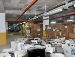 'Van’a Yardım Malzemeleri Otoparkta Çürüyor' İddiası