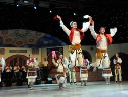 Yarım Asırdır Halk Oyunu Oynuyorlar