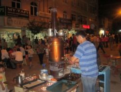 İftardan Sonra Dev Semaverle Çay Keyfi