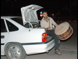 Otomobilin Bagajında Davul Çalarak Vatandaşları Sahura Kaldırıyor