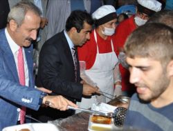 Ekonomi Bakanı Çağlayan, İftar Çadırında Yemek Dağıttı