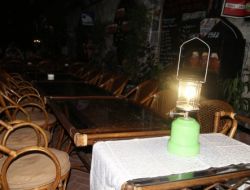 Turistik Çarşıda Elektrikler Kesildi, Esnaf Mum Işığıyla Satış Yaptı