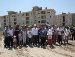 Aynı Yerde Bir Grup Belediyeyi Protesto, Diğer Grup Teşekkür İçin Eylem Yaptı