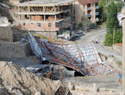Hakkari’de Rüzgar, Evlerin Çatılarını Uçurdu