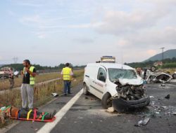 2 Otomobil Çarpıştı 3 Ölü 6 Yaralı