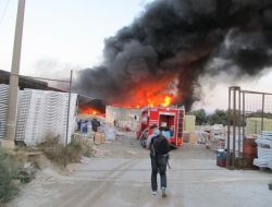 Yanan Plastik Dükkânında Büyük Maddi Hasar Var