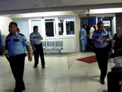 Karakol Önünde Arbede: 4 Polis Hafif Yaralandı