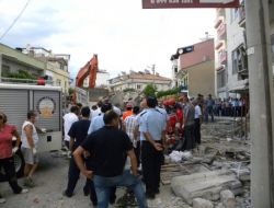 Develi’de Kamyonun Çarptığı İki Bina Yıktırıldı