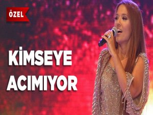 Demet Akalın kimseye acımıyor..