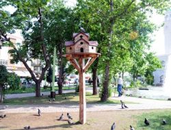 Keçiören Belediyesi Sokak Hayvanları İçin Parklara Su Kapları Yerleştirdi