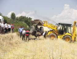 Traktör Devrildi, Anne Ve Oğlu Öldü