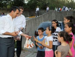 Eyüp'te Büyüklere Çiçek, Küçüklere Çikolata