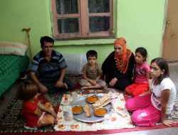 Yoksulluk, Hastalık Ve Şükrün Eksik Olmadığı Aile