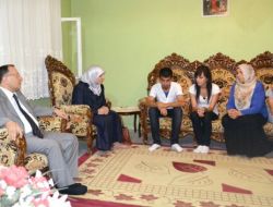 Vali Saran Ve Eşinden İhtiyaç Sahibi Aileye Ziyaret