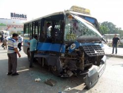 Dolmuş, Özel Halk Otobüsüyle Çarpıştı: 15 Yaralı