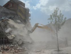 Kamberler’de Son Binalar Yıkılıyor