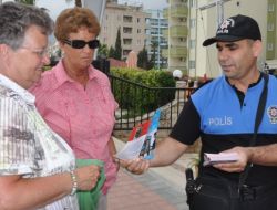 Alanya Polisi Broşür Dağıtarak Halkı Suçlara Karşı Bilinçlendiriyor