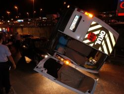 Seyir Halindeki Aracın Üstüne Minibüs Düştü