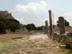 Antik Kentin Ortasındaki Elektrik Direkleri Tepki Çekiyor