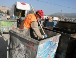 Bornova Belediyesi Konteynırlar Dezenfekte Ediyor