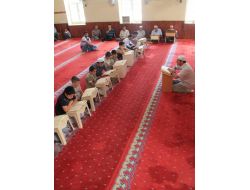 Yaz Kurslarında Kur'an Öğrenen Çocuklar Mukabele Okuyor