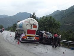 Tır'la Çarpışan Otomobilden Yola Fırlayan Sürücü Hayatını Kaybetti