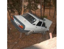 Otomobil Ağaçta Asılı Kaldı, Görgü Şahidi Olayı Film Gibi Anlattı