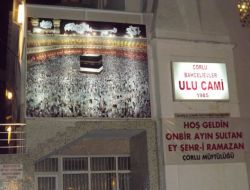 Camiye Gelen Cemaati Kâbe'nin Işıklı Panosu Karşılıyor