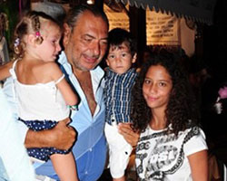 Reha Muhtar... ÇOCUKLARIYLA TATİLDE!