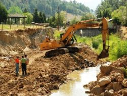 Gediz Ilıca Kaplıcası'nda Dere Islah Çalışması Yapılıyor