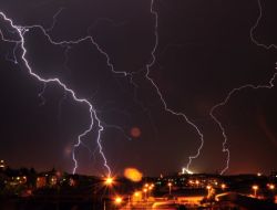 Erzurum’da Teravih Namazı Öncesi Camiye Yıldırım Düştü