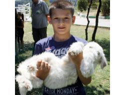 Sevgi Evleri’ndeki Engelli Çocuklar Hayvanlarla Moral Buluyor