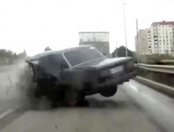 Rusya'da Kafa Kafaya Çarpışan İki Aracın Kaza Anı