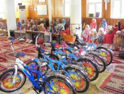 Kur’an Kursunda Başarılı Öğrencilere Bisiklet Hediye Edildi