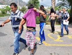 Turisti Kapkaç Yöntemiyle Soyan 3 Kişi Yakalandı